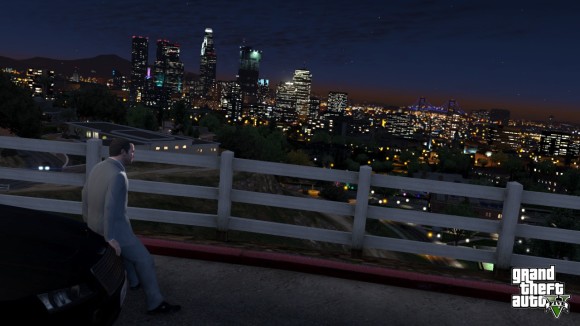 Michael observa a cidade de Los Santos a noite no GTA V